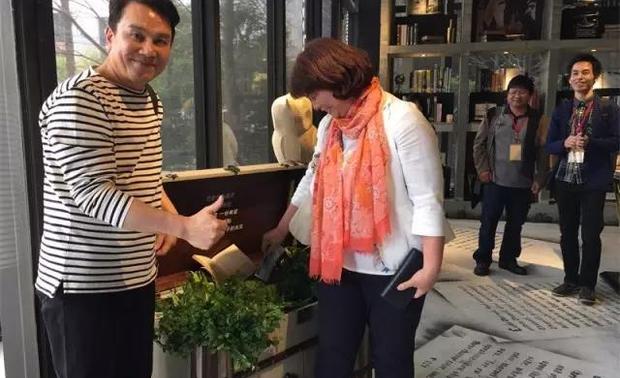 ▲图为参观乐乐书屋者在珠宝盒中进行捐赠

在乐乐书屋的一层入口出有个珠宝盒是“乐捐”的捐赠部分，除了筹集善款，珠宝盒也可以放置捐赠的书籍。
在乐乐书屋会把所获得捐赠善款与书籍捐到边远地区，让边远地区的小朋友有机会读到更好的知识。