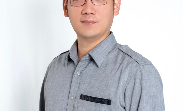 
日工设计
王绍峰

公司简介
日工 HIKOU，
秉持匠艺精緻、细腻之精神，
成立十馀年来，不断精进至上品质，
将每位业主的住宅，皆视作自家细心照料，
包揽空间规划、施工，以及傢俱製作， 
打造实用及美感并重的居家环境，
不仅屡获海内外大奖肯定，
更以「言必信，行必果」的态度，
建立合作者对品牌的绝对信任，
持续创造予人幸福舒适的新颖设计。

设计理念
以「品质、诚信、服务、专业、环保」为原则，
经过充分的协调讨论，
供予优质产品和专业亲切的建议，
怀抱积极心情迎接各式挑战，
全力以赴，圆满完成客户的理想期许。

翻玩东方日式的原木元素，
量身订制风貌质朴的软装，
为空间注入温润质感和人文调性，
同时引渡阳光与自然气息，
让人们远离城市喧嚣，
体会与大地共生、万物共存的美好生活。

得奖纪录
2024 韩国 K-DESIGN Award - 金奖
2024 美国 TITAN Property Awards - 银奖
2023 中国 金堂奖 - 青年领袖榜
2023 中国 金堂奖 - 杰出作品
2023 中国 金堂奖 - 年度城市十佳
2022 英国 Outstanding Property Award London - Winner
2022 中国 APDC 亚太室内设计精英邀请赛-佳作奖
2022 美国 MUSE Design Awards –双银奖
2021 美国 International Design Awards - Honorable Mention
2020 义大利 A' Design Award - 银奖
2020 美国 MUSE Design Awards - 金&银奖
2020 韩国 Asia Design Prize - Winner
2019 韩国 K-Design Award - Winner
2019 法国 INNODESIGN PRIZE - 空间设计与室内设计类大奖
2019 台湾 TOP Design 亚太桃鼎奖 - 金奖

获奖作品《颐居》
