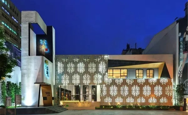 ▲图为：【富都接待中心】建筑外景
主题为东方元素内景全部引用了西方的功能布局，内外看似强烈差异的空间语言在此案中巧妙挥洒自如。
而风格元素差异感之相对、兼容，更营造出空间独特的冲击感与魅力。因此，这不仅是大冲突，也是大设计！

