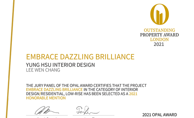 本文由OPEN编辑部撰写

OUTSTANDING PROPERTY AWARD LONDON,OPAL（英国伦敦杰出地产大奖）由全球知名企业集团Farmani Group组织，并以招揽全球最佳建筑师、室内设计师与房地产开发商为目标，在创造异业菁英联合平台的同时，找寻各地最富创造力、革新感、社会影响力与永续性的设计方案。参与者有机会替自己最新颖的企划，博得国际能见度，并且和产业的先驱及专业人士进行交流。

咏絮室内设计 于作品《蕴光》中，以浅色系的柔和软装，铺叙沉稳气息，利用镜材相应的手法，创造开阔空间感受，并融入不同纹理的石材，搭配精緻铁件，充分丰富场域层次，深受评审喜爱，获得2021 OPAL Award Honorable Mention荣耀！
