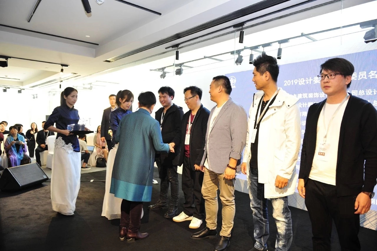 2019中国室内设计TOP100榜单揭晓，此榜单旨在表彰在当代中国大设计、大装饰、大产业的结构调整和转型升级中，勇于创新、与时俱进的标杆设计师、专家教授和相关机构管理者。中国室内装饰协会名誉会长刘珝、中国室内装饰协会会长张丽、国际室内建筑师/设计师团体联盟(IFI)CEO Shashi共同见证这一荣耀时刻。宁夏润木装饰设计有限公司设计总监周彥刚荣登“中国室内设计TOP100榜单”