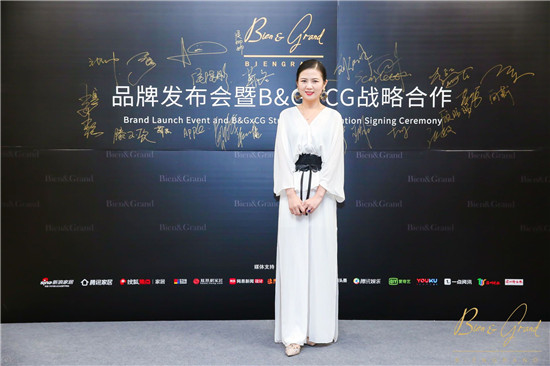 Bien&Grand家具品牌创始人向菲女士对莅临现场的好友表示衷心感谢。凭借多年深耕家居行业的经验，向菲用三句话跟好友们分享一份难得的初心。