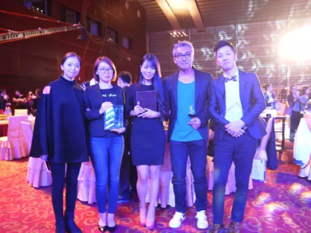 ▲与团队小伙伴共同参加AndrewMartin颁奖盛宴
