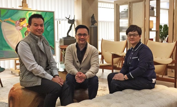 （圖）周總監與「AB Concept奧必概念」共同創辦人伍仲匡、顏學添先生盛情相談，三位難得同框的設計巨匠於會面後合影留念。