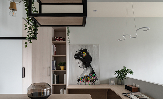 工作区The home-office area

鞋柜上方，中空的铁件木质架形塑穿透感，垂坠绿色植栽，展现浓浓和风；鹿角吊灯带巧思俏皮，黑铁与木质的结合，承载复合材质的趣味。完善收纳功效之时，秉持最大化空间、使视域一目瞭然的情况下，延展至牆面的书桌，衔接开放式书柜，以及衣物的封闭收纳，满足机能要求、丰富视觉变化。书桌与睡卧区之间，轻钢架做底的隔间，以温柔沉静的灰蓝色系包藏各式线路，其厚度留有日后加装框架的空间，也使睡卧区具备安心倚靠的部分。

Above the shoe cabinet, the pendant iron-wooden shelf creates a see-through feature, and the hang down green plant shows rich Japanese flavor. The antler molding light of playful ingenuity feature carries the interest of composite materials via the combination of black iron and wood. Uphold to create spacious space to receive the clear view, hence, set up a long desk extend to the wall. The open pattern bookcase and built-in wardrobe not only improves the storage function but also enriches changeable vision. After that, make use of a lightweight bar joist as the partition between the desk and the sleeping area, the thickness well-pack the circuits and leaves adequate room for the additional setting in the future, in the meantime, provides a safety fixture to lean on.