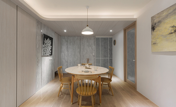
餐厅
Dining Room

餐厅上方降板处铺贴浅色木皮，修饰内藏的横梁量体，四周分别规划银河白石纹壁板、木质柜体与隐藏门，形塑整洁划一的纯淨观感。

We shaped a sleek appearance coordinated with silver marble slab walls, wood cabinetry, and a flushed door. The light wood ceiling paneling embellishes a beam with a clean finish on the false ceiling.
