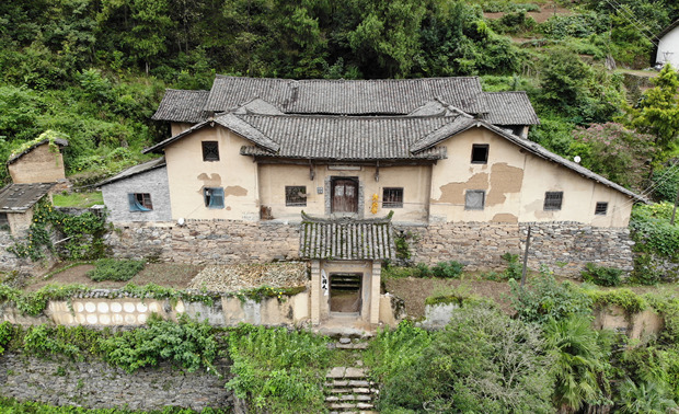 这么完整的夯土墙四合院现在已经不多了，传统的夯土建筑逐渐被人们抛弃和遗忘