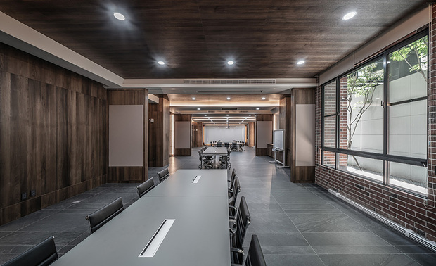 会议室
Adjustable conference rooms
会议室的天花板,採高低相间的木纹与层板,巧妙修饰梁线,并藏起投影、空调等机电设备;考量公司部门多元,因此以推门隔出三间会议空间,方便随时调整场域大小,因应不同的人数与活动场合,而与入口大厅相隔木作牆,则嵌入细长的灰玻,让外部人员了解开会情况,避免不慎打扰。
We exploit veiny wooden panels and laminate boards to set the ceiling of the conference room in uneven patterns. Skillfully adorns the cross beams and conceals electromechanical devices such as projection and air conditioning. Considering the diversity of the company's departments, we take advantage of sliding doors to separate the three conference rooms, which are flexible to adjust the space according to different numbers of people and activity necessities. And, inlay a clear glass on the wooden wall between the entrance and the conference room to allow the personnel outside to find out the situation of the meeting, avoid inadvertent disturbance.