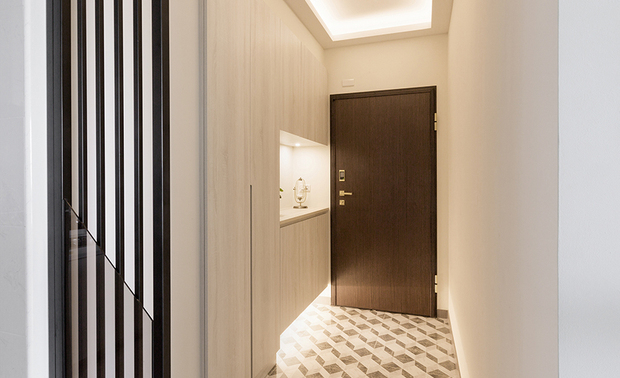 
玄关
Entryway

玄关区隔内外空间的活动式隔屏，除了避免开门见灶的风水顾虑，亦可转向与牆面平行，方便轮椅进出，其造型则为黑色格栅嵌入斜切灰玻，与地坪磁砖的黑白菱格花色相得益彰。

Erect an adjustable screen to solve the geomancy taboo and facilitate wheelchair access. The black grids with embedded angled gray-tinted glass perfectly complement the black-white lozenge pattern floor tiles.
