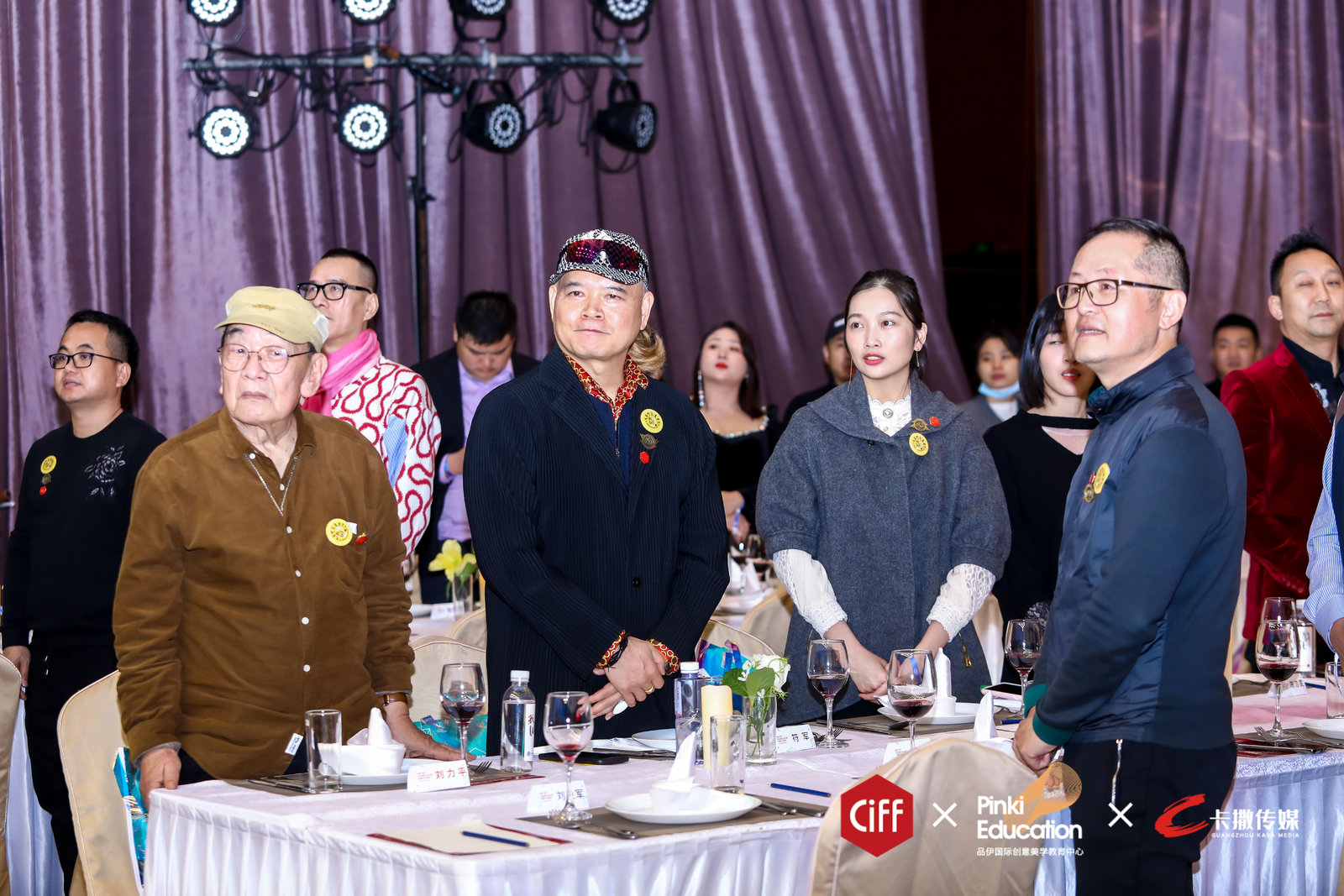 本次颁奖盛典特邀嘉宾：刘力平（中国建筑学会室内设计分会资深顾问、终身成就奖）、刘卫军（大艺术家美学院创始人、中国建筑学会室内设计奖专家评委）、倪阳（建筑学博士、中国建筑学会室内设计分会副理事长）、张梁（中国建筑学会室内设计分会常务理事）、符军（联合国国际生态生命安全科学院院士、澳门国际设计联合会会长）、吴文粒（PINKI EDU领导学院执行院长/深圳盘石室内设计创始人）、邱春瑞（大易国际设计创始人）、殷艳明（创域设计有限公司创始人）、曹筱蔚(CIFF中国家博会代表)、陈洁雯(CIFF中国家博会代表)、邓丽司（大艺术家美学院梦想导师/广州壹挚室内设计有限公司创始人）、李莎莉（中国十大陈设设计师）、陈南珠（中国建筑学会室内分会全国理事/大艺术家美学院全国菁英同学会主席）、梁爽（腾讯家居深圳站总经理）、陈晓云（广州卡撒传媒总经理）、 庄承浩(新浪家具频道深圳主编)、陈武（深圳新冶组设计创始人、中国建筑装饰协会设计委员会主任委员）、王继宽（筑鼎奖国际空间大赛组委会执行主席）、王永强（中国建筑学会室内设计分会理事）、陈雅男（《现代装饰》杂志主编）、向莉（YOU设计创始人）、董然（设计本主编）、李世杰（马蹄室内设计网联合创始人）、李沅澄（长堤空间视觉有限公司创始人）、梅玫（PINKI DESIGN运营总监）、刘富嘉（中波资产管理有限公司运营中心主任）、黄海军（21造文化传媒创始人）、耿爷（中国同行者联盟董事长）、丁大大（中国同行者联盟CEO）、周亮（深圳市山谷地文化传播有限公司创始人）、杨宇（SIID深圳市室内建筑设计行业协会秘书长）、李诚专(中国装饰行业上市企业设计联盟石材委会主席)、阮召锐(佛山市室内设计协会 秘书长)、蓝丽君(珠海市室内装饰行业协会秘书长)、刘东风（中装协设计委副主任委员）等行业嘉宾老师。



CIFF设交圈-中国行“设计千人计划”

大艺术家美学院创始人刘卫军先生发表致辞