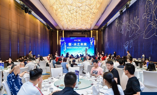 在德国高仪华南旗舰展厅，除了给嘉宾们带来全方位的梦幻水SPA之外，还特邀到PAL Design Group设计董事&香港室内设计协议会长何宗宪先生等大咖设计师亲临指导，并于当天晚宴现场为大家带来《设计的妙想 生活的巧思》为主题的分享讲座，与现场嘉宾共同探讨水智能时代的美好未来。