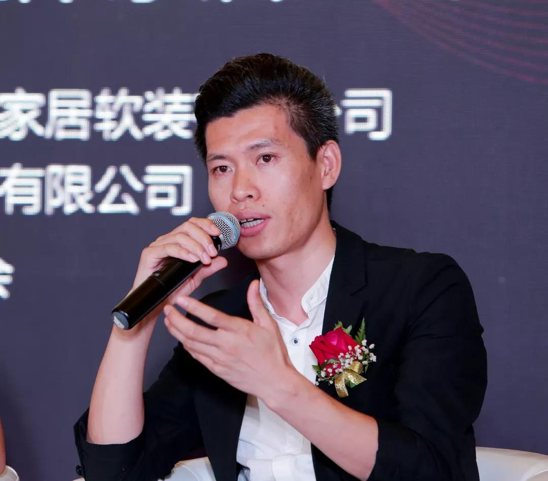   杨云中：十几年前，我尚不知奢华的定义，宫廷风，大体量，石材，或许是最直观的奢华。十几年前的家居设计，其实是仿照西方的教堂、宫廷做出来的，真正的西式贵族家居设计并不如此。而今明白了，我们追求的是什么，喜欢的是什么最重要。家具生产商和设计师在理念上如果能与时俱进，与室内设计师共同为家居设计行业和消费者提供更好的品质生活。
