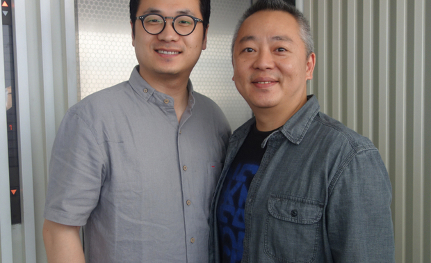 图为本文作者朱谦知与天坊室内计划执行长胡明杰先生的合影。

笔者与跟了张清平老师的弟子胡明杰先生交流，形容张清平老师为设计界的马英九时。胡明杰先生说马英九怎能跟张老师比，老师比马英九更帅，老师是严格慈爱，既坚持原则，又让人如沐春风，看来政治人物在胡先生心中的分量还不及老师张清平。
  
