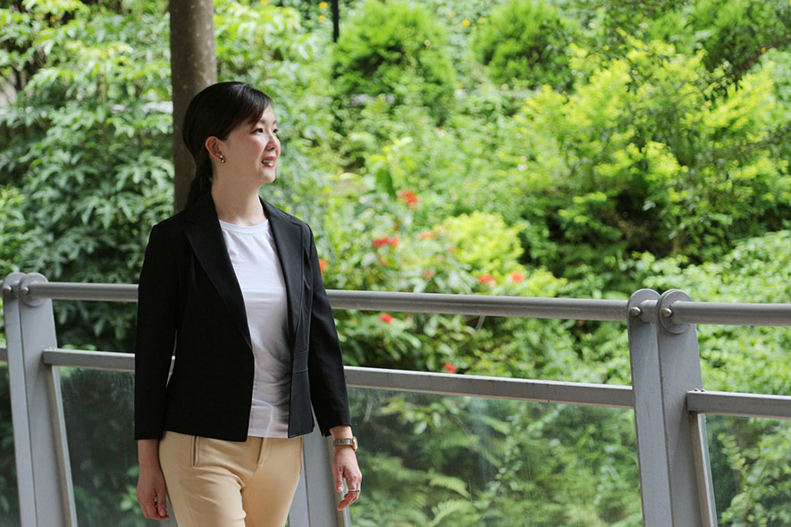 简兆芝 主持设计师(建筑师)
简兆芝 /Kathy
学历
国立交通大学建筑研究所 设计组硕士
经历
皓宇工程顾问股份有限公司 建筑暨都市设计组-副理
固特室内设计工程有限公司-专案设计师
欣汉设计工程有限公司-主设计师
实力文教机构 建筑师班-讲师
台北科技大学 非学分班-兼任讲师
兰阳技术学院-兼任讲师
西安贾孝远建筑师事务所-室内设计部经理
大器设计-部门经理
陈廷杰建筑师事务所-室内设计总监
公司宗旨
简兆芝室内装修设计股份有限公司,尝试探寻「人」与「空间」的融合及对话。「空间」是一个装置的机构,这个机构含括了种种静态与动态的行为,「设计」为了各种静态及动态的行为,进行量身订製规划、配置,进而使其达到合理的安排及使用化,在这个过程中包含了区隔、动线、配置预算,以上这归属于机能性的部份,在设计上我们必需呈现生命力,更精准的是说让它可以带出其本质的灵魂,充满其中。
设计理念
顺应空间场域的自然特性、使用者的活动状况、构造方式而决定其空间设计定位;希望从其空间视觉上表现出内外张力的互动,及空间质量与色彩的平衡,将空间呈现出互相交错及延伸之特性;可融合出使用者与其空间之个人化独特空间氛围, 希望扬弃僵化的空间区分之边际线,运用简洁创新的手法,来定义空间本身的生命力,脱茧出传统空间界线定义的束缚;不遵守传统对称设计的手法,端视使用者需求及平衡设计之手法来呈现空间效果。
获奖经历
2022 法国 Novum Design Award《煦光蕴玉》- Silver Winner
2022 德国 iF设计大奖《煦光蕴玉》- iF Award
2021 杜拜 设计大赛《煦光蕴玉》- 商业空间 铜奖
2021 台湾 华人金创奖《煦光蕴玉》- 医疗院所类 银奖
2021 英国 Outstanding Property Award London《舞花绽艺》《煦光蕴玉》Double Winner
2021 中国 亚太室内设计菁英邀请赛《煦光蕴玉》- 商业空间类 大奖
2021 中国 亚太室内设计菁英邀请赛《酌艺》- 佳作奖
2021 美国 Muse Design Award《舞花绽艺》《煦光蕴玉》- 双金奖
2021 中国 地产设计大奖《墨艺藏金》- 优秀奖
2021 法国 Novum Design Award《舞花绽艺》- Silver Winner
2021 韩国 K-Design Award《酌艺》Finalist
2020 中国 Design Focus 国际空间设计大奖 荣获 年度设计行业菁英人物
2020 中国 金堂奖《墨艺藏金》入围
2020-2021 中国 室内设计年度封面人物
2020 英国 Outstanding Property Award London《墨艺藏金》Honorable Mention
2020 中国 亚太室内设计菁英邀请赛《墨艺藏金》住宅空间类 佳作奖
2020 杜拜 国际专业室内设计大赛《墨艺藏金》住宅空间类 铜奖
2020 法国 MAISON&OBJET Design Award《墨艺藏金》入围
2020 美国 MUSE Design Awards《墨艺藏金》《磐石雅居》金奖
2020 中国 金外滩奖《Deloitte Taiwan》最佳办公空间 优秀奖
2019-2020 地产设计大奖.中国《Deloitte Taiwan》优秀奖
2020 台湾 华人金创奖《墨艺藏金》佳作奖
2020 法国 NOVUM DESIGN AWARD《磐石雅居》银奖
2020 德国 German Design Award《Deloitte Taiwan》Winner
2019 中国 金堂奖《Deloitte Taiwan》入围作品
2019 英国 Outstanding Property Award London《Deloitte Taiwan》Winner
2019 英国 Outstanding Property Award London《幽岸岩光》Winner
2019 美国 International Design Awards《幽岸岩光》Honorable Mention
2019 美国 Muse Design Award《幽岸岩光》金奖
2019 义大利 A' Design Award and Competition《Deloitte Taiwan》银奖
2019 杜拜 DUBAI Competition《Deloitte Taiwan》《幽岸岩光》双银奖
2019 中国 M+高端室内设计大赛《幽岸岩光》年度影响力TOP100
2019 中国 亚太室内设计精英邀请赛《Deloitte Taiwan》大奖《幽岸岩光》荣誉提名奖
2019 美国《interior Design》中文版 1989-2019 全国百名优秀室内建筑师
2019 台湾 华人金创奖《Deloitte Taiwan》优良作品《幽岸岩光》入围
2019 美国 SPARK Spaces Design Awards《Deloitte Taiwan》Finalist
获奖作品《煦光蕴玉》