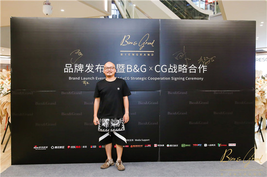 当代国际花艺艺术家 萌苏
美即生活 都市设计领域的重要力量

Bien&Grand作为时尚优雅的家居品牌，是都市设计领域的重要力量，轻奢、摩登、人文和美好是品牌出发点，致力于用设计让品牌风格更近一步。Bien&Grand来自法语，Bien意为“出色、美好”，Grand意为“广大、崇高”。Bine&Grand 品牌灵感源于古希腊人关于“美”的本质的解读：美分为三个层面，一在于人的“精神、理念”或人的主观感受、意识；二在于客观事物本身的属性，如形式上的比例、和谐、对称，曲线等；三在于人类社会之中，也就是“美即生活”。



创新·跨界·共生 构建未来设计多元复合体