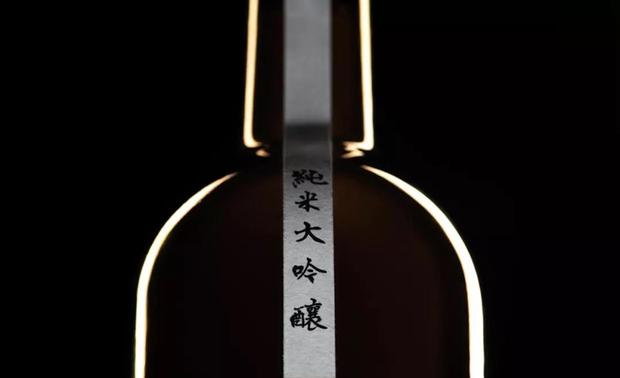 Chiii Design为日本酒乐™纯米大吟酿The Sakeraku-First Class设计产品外包装。
由酒乐™精心挑选的高质量造酒厂，加上陶艺家Ryota Aoki的精工手作瓶身，制造出一批来自日本岐阜县和爱知县的顶级纯米大吟酿。每款酒瓶都是由陶艺家创作出品，独特的材质让瓶身展现出5种色釉，以每款100支限量在市场上出售。
好环境才能出好酒，好酒重在“品”，品其内容。所以在标签设计上，我们勾勒出清酒原产地的地理轮廓，希望把大众的视觉重心带回到造酒产地本身。品其人文地理、优质原料以及匠心追求，让出彩的瓶身完美地承托起匠人们精心打造的美酒佳酿。