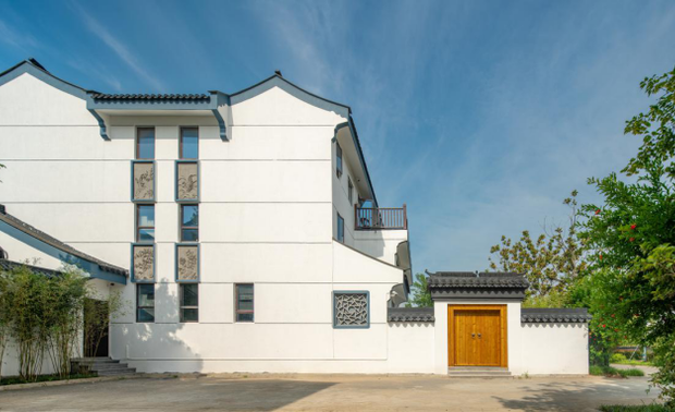一楼大厅布局有：弹琴吟唱区、看书品茗区、看球K歌区、咖啡西点区。二三楼的布局有：特色套房十余间、标间、亲子间、山景房、禅意房……四周绿树环绕、草场莺飞、依山傍水、楼台亭阁，美不胜收。