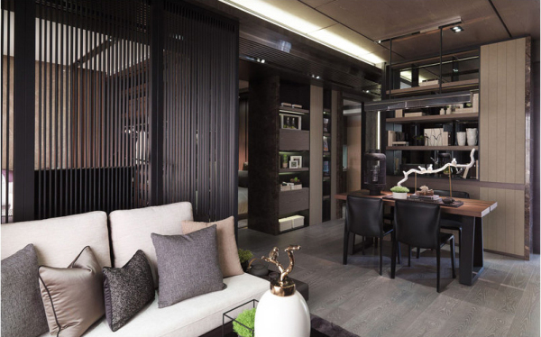 ▲2015年德国IF设计大奖获奖作品——隐仕  设计师：张祥镐

这是一套60平米的住宅，因坪数限制，以开放型态构成，屏除区隔场域的实墙，让清透感一目了然地拓宽视觉，各场域顿时间被联结了起来，空间与空间的对话方式就此展开。尽管敞开，却依稀留着些许神秘。
张祥镐特意在本案使用了许多现代线条作为隐私的边界，佐以黑色铁件为屏，隙缝中窥望卧房之情意，木底石边齐整的收纳柜为后卧室作掩护，仅只滴滴倾倒出一房之角；不显一味填塞敞与合，整体表现完全地掌握住开与闭的平衡。