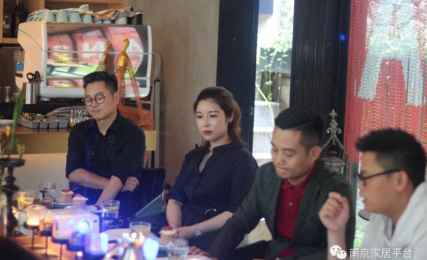 张慧

设计的人文关怀很重要

（左二 张慧）

说到商业空间的设计，她特别分享了自己最近去日本旅行的经历，当地的人文关怀令她印象深刻，她认为这种关怀同样需要被用到商业空间的设计中。对细节的把控，对客户心里深层次的解析，往往会给设计加分。