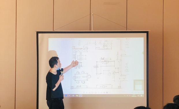 
明治空间创始人 王明治老师，主要就“让居住具有长久的诗意、寻找设计中的自由、更少的物质更多的精神”三个方面，向业主传达了他的设计理念。