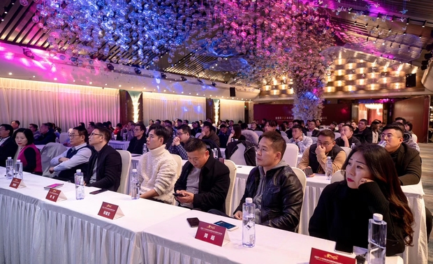 本次活动到场嘉宾有:金堂奖全国联盟秘书长黄艳红女士、CHD香港邹春辉(国际)设计师务所创始人兼设计总监邹春辉先生、常州设计师俱乐部/金堂奖常州站负责人黄小灵先生、共合设南京发起人/宫匠堂创始人魏士能先生、镇江市集美装饰设计工程有限公司创始人兼创意总监张晓初先生、AMG/苏州初现空间设计顾问有限公司创始人郭健先生、无锡市国昌文化发展有限公司总经理谈建忠先生、金堂奖苏州发起人/苏州丰舍文化传媒有限公司创始人张建宝先生、南京家居平台创始人/金堂奖南京执行会长/南京青年商会副会长周超先生、域墅空间设计机构创始人赵海洋先生、清影空间设计机构创始人华阳先生、大舍空间设计机构创始人李涛先生、東昇空间设计机构创始人吴东升先生、常熟好的家建材总经理杨冬先生、常熟装饰设计行业协会常务秘书长夏天先生、芥舟长山行舍主理人徐艺匀先生、山水网总经理徐红梅等。