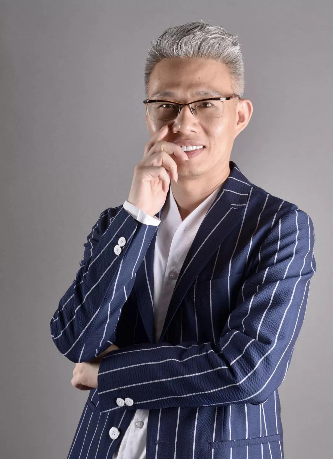  洪 忠 轩 先 生 简 介 ：

深圳市室内设计师协会会长。
英国剑桥大学人居环境杰出贡献奖获得者；
第二届（香港）全球华人杰出青年获得者；
联合国成立70周年-美国纽约联合国大厦当代艺术设计展展览人；
29届奥运会特许商业系统设计全球负责人；
美国加州州政府荣誉奖获得者；
美国洛杉矶市长奖获得者；
《胡润百富榜》最具影响力设计师；
迪拜塔顶层会馆设计者；
万达瑞华酒店设计者；
BMG-HOTELS七星酒店设计者；
K11 情景艺术商业中心设计者；
HHD“香港假日东方国际设计顾问有限公司”、“深圳市假日东方室内设计有限公司”董事长，（http://www.hhdchina.com）HHD集团总创设计师；
阿拉伯联合酋长国阿扎曼大学客座导师；