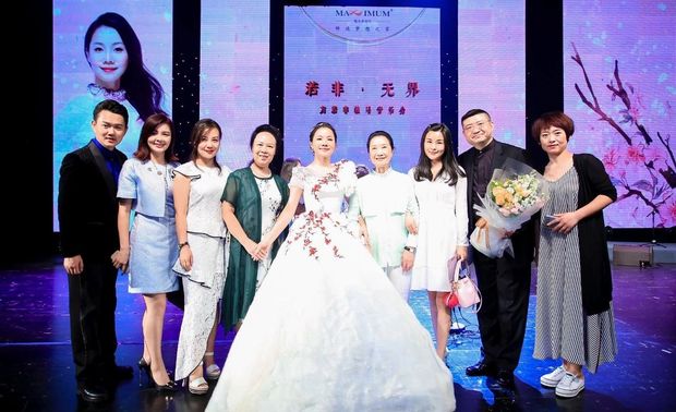因此,于魅无界设计成立五周年之际,方若非以一场专业级别的音乐会感谢朋友们的一路陪伴、激励与认可,亦进一步追寻初心的美好,圆满多年的梦想。中国音乐学院老院长杨通八教授在演唱会后给予了高度肯定,他亦语重心长地嘱咐方若非要谨怀谦逊之心,精益求精,发挥音乐对于个人修养和艺术创新的作用。
这场音乐会开启了设计行业之先声,顺应时代大潮,呈现跨界艺术的全新能量,实力宣扬了“魅无界,进无止”的跨界精神。作为设计圈首开个唱的设计师,方若非如此说道:“我们希望在给人们带来美的视觉与听觉的享受之外,亦能成为助力民族与艺术格调交相共融的榜样,让人们深深感受到为了追求美好的未来与梦想,我们永不止步追求不息的精神与信念!”
让我们期待并祝愿魅无界设计下一个五年的蜕变与发展!