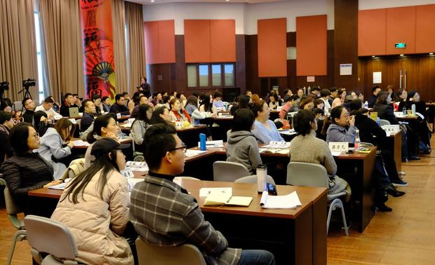 (图)国际软装课程研修班的学员们正全神倾听李总监精彩的演讲