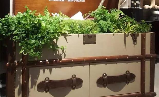 在设计师张清平看来，慈善无关大小，重要的是传递关怀与开放。「把爱化为资源，让爱心传递，一分善款、一份希望，爱心没有终点，你可以改变一个孩子的未来」。