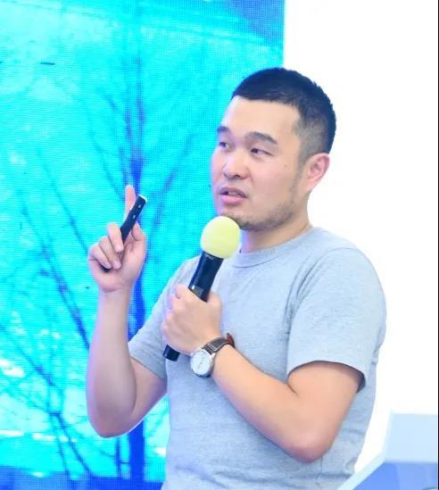 符浩然
添羽照明
设计总监
 
符浩然主要与设计师们分享了住宅照明设计的三个层级，并且通过丰富的设计案例，来进行辅助说明。长达近2小时的分享，干货满满，让现场设计师受益匪浅。

住宅照明设计的三个层级，分别是色温、显色性和光学光色。在符浩然看来，任何的冷色、暖色、亮暗都是相对的，都是建立在对比基础上，与周围的环境灯光、软装陈设等均有很大关系。

赞助商家简介
随着人们生活品质的不断提高，灯光在室内设计中越来越重要，灯光可以让空间及建筑更加灵动。创造无限的可能。嘉新照明电器有限公司自1995年成立以来，主要以灯光设计、灯饰搭配工程照明、高端私人订制为一体的综合体验馆。

              现场花絮
