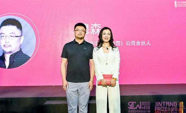 入场嘉宾：美国JBI设计（中国）公司合伙人 穆森先生与Y.BESPOKE穆焱定制品牌创始人、中国首家礼服会馆创始人、莱菲茜莱公司创始人 穆焱女士共同入场。

