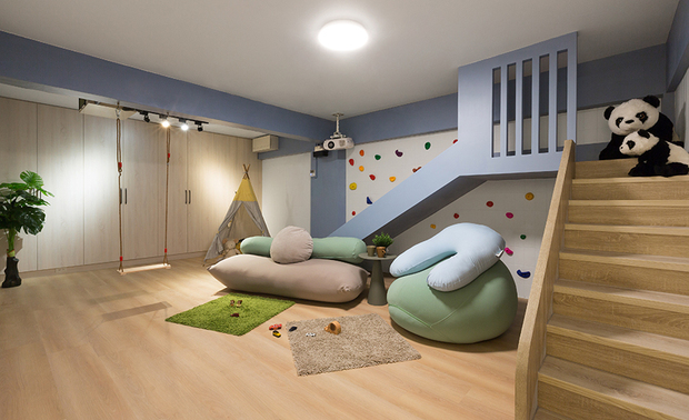 （图）艾美幸福设计作品《Back to Childhood・子供时代に戻る》

复合发展 突破疫情挑战

谈及过去最具挑战性的作品，许总监与我们分享一件四十年老屋的翻新案例，自工程开始至业主入住，前后共花费近一年的时间，「此案的装修过程可说是一波未平、一波又起，是我们做过最久的案子。」

起初，讨论设计的流程都相当顺利，然而正式施工时，先是撞上农曆新年，而后疫情復起导致原物料短缺与工班陆续确诊，使得日程一再延期，直到人员回归后，又因政府拓宽防火巷、重新埋设污水道的工程而再次延宕，最后的竣工日期比起预计的足足延后半年，「中途因为工期过久，屋主跟团队都有些压力，幸好凭着监工、设计师和合作工班持续沟通、彼此体谅，才能让案子圆满完成。」

当初团队得知客户一家注重饮食、料理，便将厨房定为设计重心，并针对家中三代共融，规划游乐室及家庭观影室，种种周到设想打动了业主，乃至工期耽误时，对方也愿意继续相信团队，「从数间公司中选择艾美幸福设计，将充满与父亲回忆的老屋託付给我们，这是对团队最高的肯定，即使过程一波三折，最终能打造出符合一家四口理想的舒适住宅，所有的辛苦都是值得的。」许总监感性地说。
