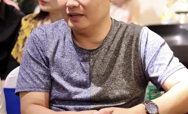 林志滨:分享遇到过的一个台湾客户。虽然淋浴房采用玻璃可以提高空间的通透性感 ,但是由于女主人有空间幽闭症,最终还是采用浴帘。摒弃了传统的塑料材质,采用防水布料,挂杆也是专门定制。告诉大家不要局限于任何一种材料的形式,以人为主,设计是为业主本身服务的。