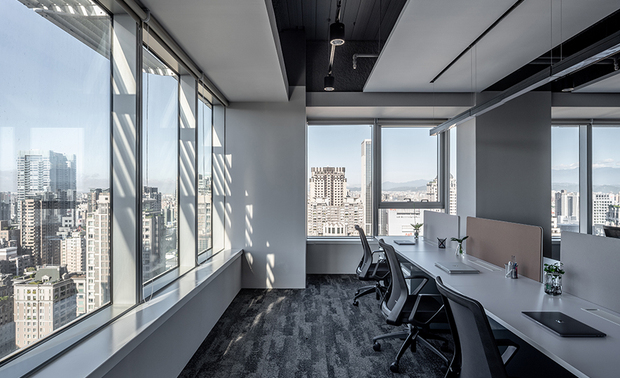 
开放办公区域
The open office area

因应场域原有的良好採光条件，因此在灯源配置上，
不做过多的装饰，而以简约俐落为主轴；
设置三块白淨吊板，对应办公桌，划分区域位置，
并将天花板部分挖空，在沟槽处嵌入灯光，
下降的照明设计，提供职员足够的照明；
两侧温润的暖黄光线，也让整体工作氛围更添暖意。

In accordance to the original excellent day lighting conditions of the site, the configuration of illumination is mainly set up of simplicity and clear-cut without excessive decoration. Three white hanging boards to corresponding to the office desks, which divide the positions; and hollowed out part of the ceiling, embedded the lights in the groove, the haul down lighting design provide sufficient lighting for the staff; assort with the yellow light on both sides that bring out the warmth working atmosphere of the space.
