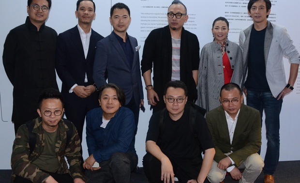 ▲左起：（后排至前排）
本心相见 两岸名师展览策展人：朱谦知先生
RMA共和都市创办人&创意总监：黄永才先生
杨焕生建筑室内设计事务所主持人：杨焕生先生
伊太空间设计事务所负责人&设计总监：张祥镐先生
深圳市梓晴空间设计有限公司创始人&总设计师：梓晴小姐
凯奕设计顾问&设计总监：房元凯先生
维图建筑设计装饰有限公司董事长&设计总监：赵睿先生
近境制作设计总监：唐忠汉
深圳昊泽空间设计有限公司创始人：韩松

丨现场展览花絮