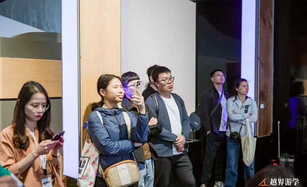 ▲演讲过程中，台下设计师与参与者时而专注聆听，时而拿起手机记录精彩要点，现场气氛投入且热烈。
