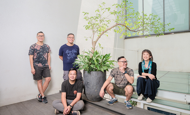 本文由OPEN编辑部撰写

梅雨纷纷的凉爽时节，
Pa Sen To八仙果%设计团队
首次接受OPEN团队的专访邀约，
大方分享二十年来的种种经历：
从总监踏入室内设计界的缘由，
乃至和因缘际会下结识的各个伙伴，
创立「筑境室内设计」共同打拼，
尔后迈向「Pa Sen To」的形象革新，
将多元的溷搭美学尽展世人视界；
八仙果团队以亲切和缓的口吻，
缓缓道出精彩丰富的品牌足迹，
与我们度过一段欢快的午后时光。
