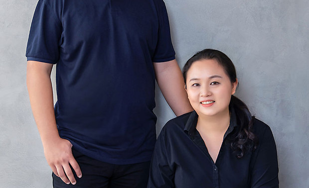 共构设计有限公司
吴君星 设计师
黄惠婷 设计师
公司简介
秉持耐心是种美德的精神,
与对工法的要求与敏锐度,
自 2017 年起,
持续提供多种空间规划服务,
严格把关工程品质,
不断精进与检视自身,
展现机能与美感氛围最大可能。
于设计领域,
不追逐特定风格,
寻求多种创意构想。
注重事前沟通、尊重业主需求,
共同构筑理想空间的格局与质感,
协同保存设计价值与美学创想,
使空间与人的情感永续累积。
设计理念
由空间本质出发,
以「形随机能而生」、「型态随其机能」,
融合设计的理性与感性,
自整体场域规划至颜色选料等细节,
皆细心关照留意,
重新诠释环境氛围;
用心倾听客户的需求,
以专业角度给予建议,
探索1+1不等于2的火花,
突破固有框架,创造艺术新观点。
借助几何的简洁与比例的协调,
打造有「共」鸣的空间,实践有「构」思的设计,
不论经手住家抑或商空,
皆形塑出令人惊豔的美好景緻,
同时谱写出一篇篇充满故事性的个性篇章。
获奖经历
2021 美国 Muse Design Awards《沉色缪思》- 金奖
2021 美国 Muse Design Awards《晨光溢暖》- 银奖
2020 杜拜 杜拜国际专业室内设计大赛《晨光溢暖》- 办公空间类 银奖
2020 英国 LICC《晨光溢暖》- Shortlist
2020 台湾 华人金创《晨光溢暖》- 工作空间类 入围
2020 中国 APDC 亚太室内设计菁英邀请赛《晨光溢暖》- 办公空间类 佳作奖
2020 中国 金堂奖《晨光溢暖》- 入围
铜奖作品《沉色缪思》