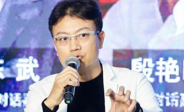 ▲殷艳明：一般来说，这个业主一般我们是做委托设计比较多，他有一些奇思怪想，设计师就是解决问题的，你可以把他带到另外的层面上跟着你的路子走，到后面可以满足他比较奇特的想法，但是他有这么高的费用可以在里面做不一样的东西，未尝做不出另外的感觉出来。其实每个设计师都不想被标签化，但是市场在慢慢寻找你的过程里面给你贴标签。
