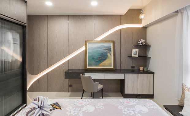 
主卧
Master bedroom

主卧房的书桌立面採大片实木为底，黑镀钛条为分割线，其金属元素呼应牆角铁件层板，立壁中央採用弧线造型增添流线感，并以灯带衬托，为典雅素淨的空间增添亮点；天花板高低凹槽的设计，完美融合冷气回风口与窗帘盒设置，卧榻上方加装的两盏吊灯，让女主人在窗边休憩时，能沐浴在轻柔光晕中，享受惬意且禅意十足的生活。

We finish the wall in front of the desk with solid wood veneers and black titanium-plated trims. In addition, take advantage of a sleek strip light and wall-mounted iron shelves to add striking features to the elegant, plain main bedroom. Meticulously set up a tray ceiling to conceal the air conditioning vent and the pelmet. Also, install pendant lights above the window couch so that the hostess can enjoy a cozy Zen life underneath the soft halo.

项目资讯

案名：煦沐禅辉
项目类型：豪宅
项目地址：桃园市青埔区
设计团队：艾美幸福设计
项目坪数：50坪
主要建材：法国与西班牙进口大理石、义大利进口陶板、杜邦石英石、实木皮、黑铁件格栅、欧洲进口系统家具、铝槽灯带、黑镀钛条

许捷甯
艾美幸福设计　设计总监
地址：新北市林口区文化二路一段226号三楼
电话：+886-2-2600-2836
传真：+886-2-2600-3856
信箱：amystudiogloria@gmail.com
网站：http://www.amy-deco.com.tw/

OPEN Design动能开启传媒：https://houseopenworld.com/