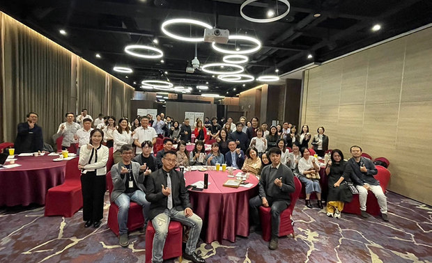 ▲活动结束后，北区室内室内设计进修联谊会新旧全体干部，和参与典礼的合作企业、联谊会会员们一同合照，替历史性的交接仪式缔留美好画面。

许捷甯
艾美幸福设计 设计总监
地址：新北市林口区文化一路一段250号7楼
电话：+886-2-2600-2836
信箱：amystudiogloria@gmail.com
网站：http://www.amy-deco.com.tw/

OPEN Design动能开启传媒：https://www.openworld.tv/