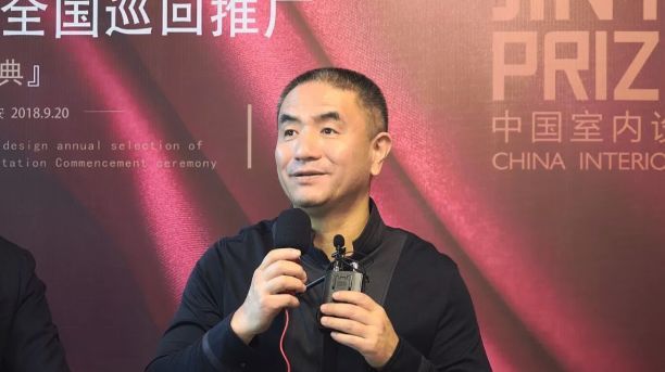 不论什么样的个人印象，唐忠汉和黄永才都是有着特别职业的素养：在做设计前首先考虑到的是，项目的属性和业主投资回报的问题，而非体现个人的自恋因素。这是衡量设计师水准的硬指标。指标就是：设计师在做作品的时候，是把自己带入的多一些，还是把别人看得更重一些？我觉得这个分水岭特别大。
  
