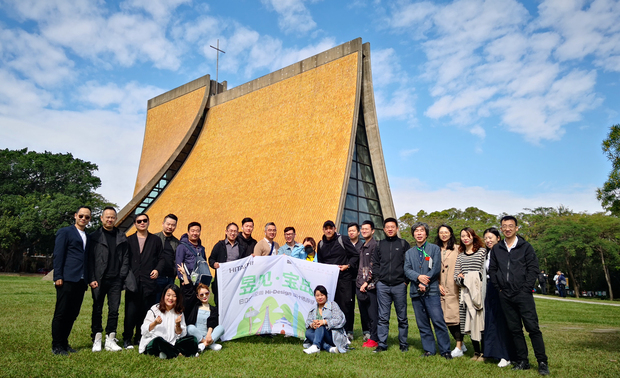 台湾东海大学的路思义教堂就是这座质朴风格校园的象征，也是非常出名的艺术建筑景观。，品味文化，感受历史，拜访知名大师，聆听设计真谛。