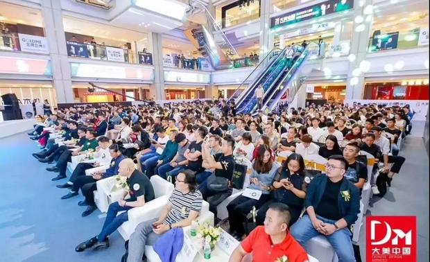 2018中国室内设计十大年度人物、安邸AD100中国最具影响力100位设计精英唐忠汉、日本一级建筑师、深圳米窦设计顾问有限公司董事暨设计总顾问伊藤贵之、国家建材质检中心河南省家居建材质量检验协会主任张自端 、河南省陈设艺术协会秘书长曾志刚先生、金牌亚洲磁砖营销中心总经理张翔、金牌亚洲磁砖常务副总兼品牌运营中心经理谭天谦、河南营发中心常务副总经理兼红星美凯龙郑州商都商场总经理景海龙、金牌亚洲磁砖河南分公司总经理蔡锦堂以及金堂奖联合赛区首席运营官张英梅女士齐聚一堂，在郑州数百位设计精英云集的会场。