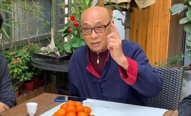 叶老师说:“书法实际就是汉字的艺术化、美术化。”叶老师认为书法具有明显的四个特点:
1、历史的,最早的文字便是甲骨文,是现存可查的最早的文字。
2、文字的,书法是有内涵的,是可以体现书写人内在修养的。
3、技术的,书法的‘提、按、捻、转’是要通过长时间的练习才能活用的技巧。
4、哲理的,书法中的疏密、轻重缓急,都可以透露出一个人的心境,而每个字的书写都有其自身的特点,因此每个字都是富有哲理的。