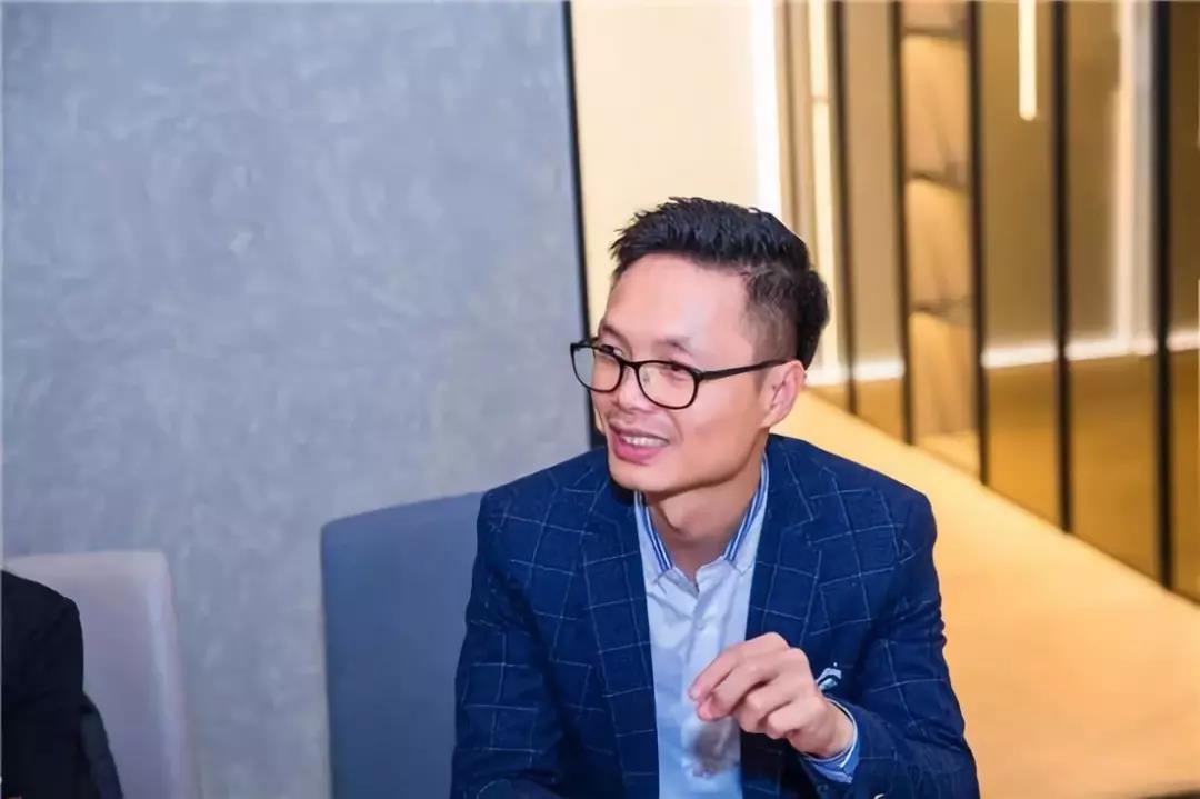 3.15深圳首席设计师联席沙龙，真正为推动绿色人居空间设计而策办。设计师是打造绿色人居空间的核心人物，是业主的首席顾问。以人为本，从设计出发，兼顾感观艺术，直指高端业主圈层的品质空间设计服务，在设计中主导绿色环保，才是真正高端的大宅别墅设计师。

倡导绿色，做一位有责任感的设计师。

以设计为健康护航，应该有你。