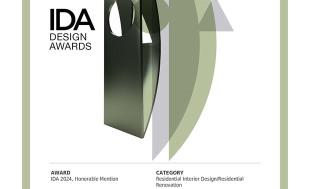 本文由OPEN編輯部撰寫
美国IDA 国际设计大奖(International Design Awards),旨在表彰「设立新标准」与「突破室内设计界限」、「改变人们生活和工作空间」的优秀设计师及团队。以创新性、实用性和发展性等多种面向为评选标准,发掘建筑、室内设计、产品设计、平面设计和时尚方面的新兴人才,每年吸引来自数十个国家的顶尖设计者,竞相角逐此项权威大奖!
仝育设计 设计总监 庄媛婷、创意总监 郑瑞文 率领设计团队,以满盈人文暖意的优美艺宅《是独一也无二》赢获本届赛事评审团青睐,摘下「Honorable Mention」荣光!设计团队利用擅长形构的东方意境,藉由象徵「圆月」、「浮云」等山水自然诗意造景,为现代西式的住宅空间添入古典风情,赋予住家舒适轻奢的生活质感。「家」是人们身心灵的重要归所,透过设计让人与环境相互共鸣,创造身心灵和谐幸福的宜居居所。
获奖作品《是独一也无二》
