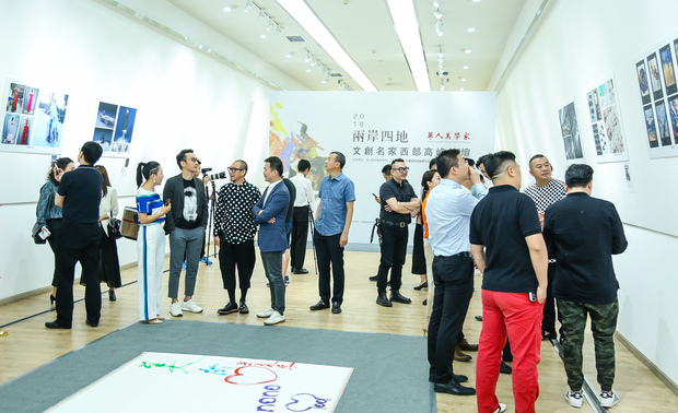 图|现场嘉宾参观文创名家展览作品