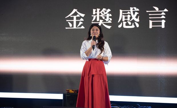 （图）Celine代表弄木空间设计发表金奖感言，感谢所有人的努力。