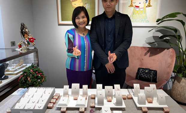 （图）代比尔珠宝黄咏雪董事长现场分享宝石知识，打造闪耀的雪白圣诞。
